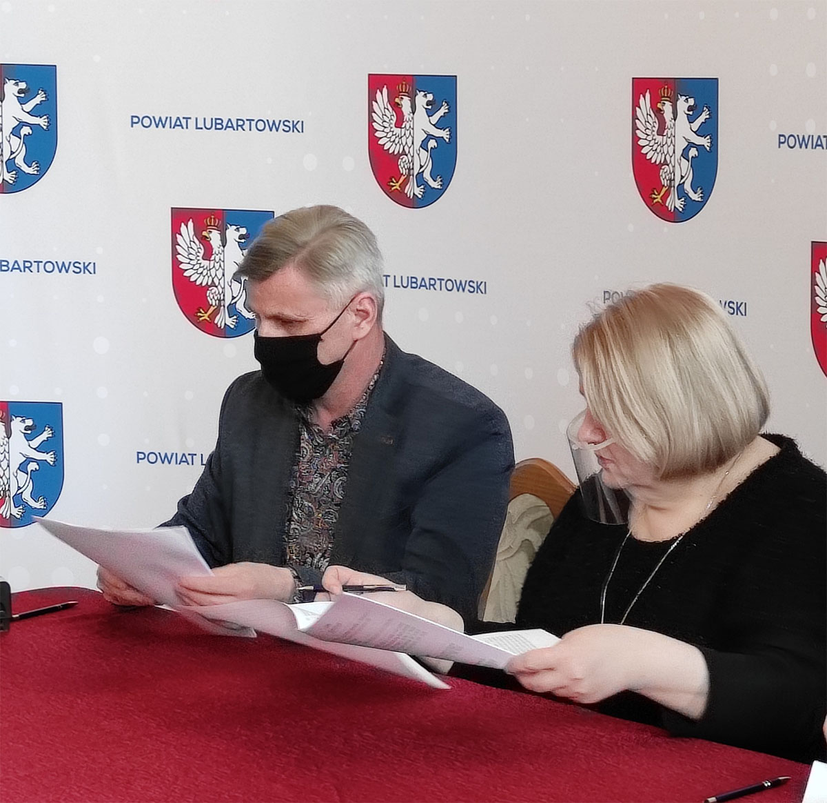 Podpisanie umowy o roboty drogowe na terenie gminy Ostrówek